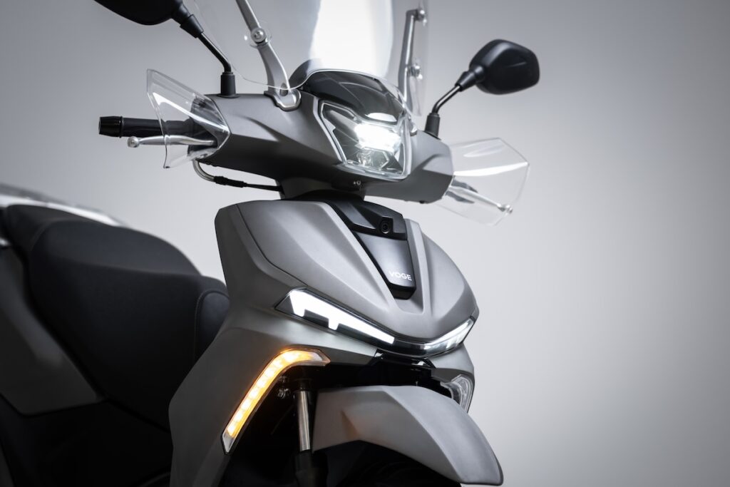 Voge amplía su oferta de scooters para 2025 con un rueda alta como el SR16 125 y otro modelo para el carnet A2, el SR3 250 12 Voge SR16 2025