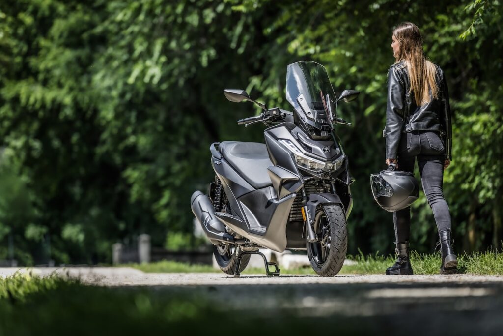 Voge amplía su oferta de scooters para 2025 con un rueda alta como el SR16 125 y otro modelo para el carnet A2, el SR3 250 14 Voge SR3 2025
