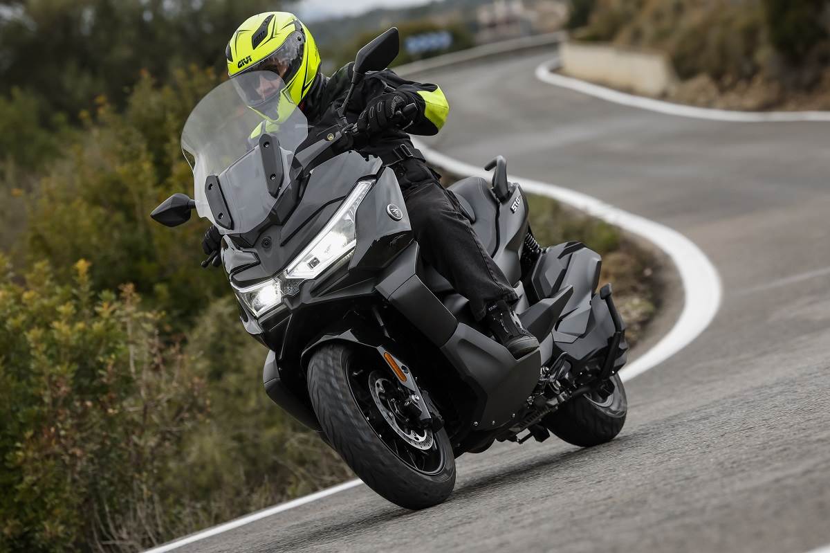 Voge SR4 Max, acción