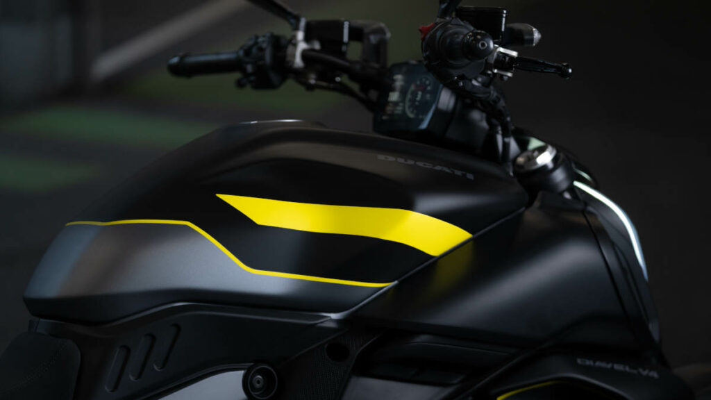La Ducati Diavel V4 apuesta casi todo al negro con una nueva decoración para 2025 9 Ducati Diavel V4 Black Roadster