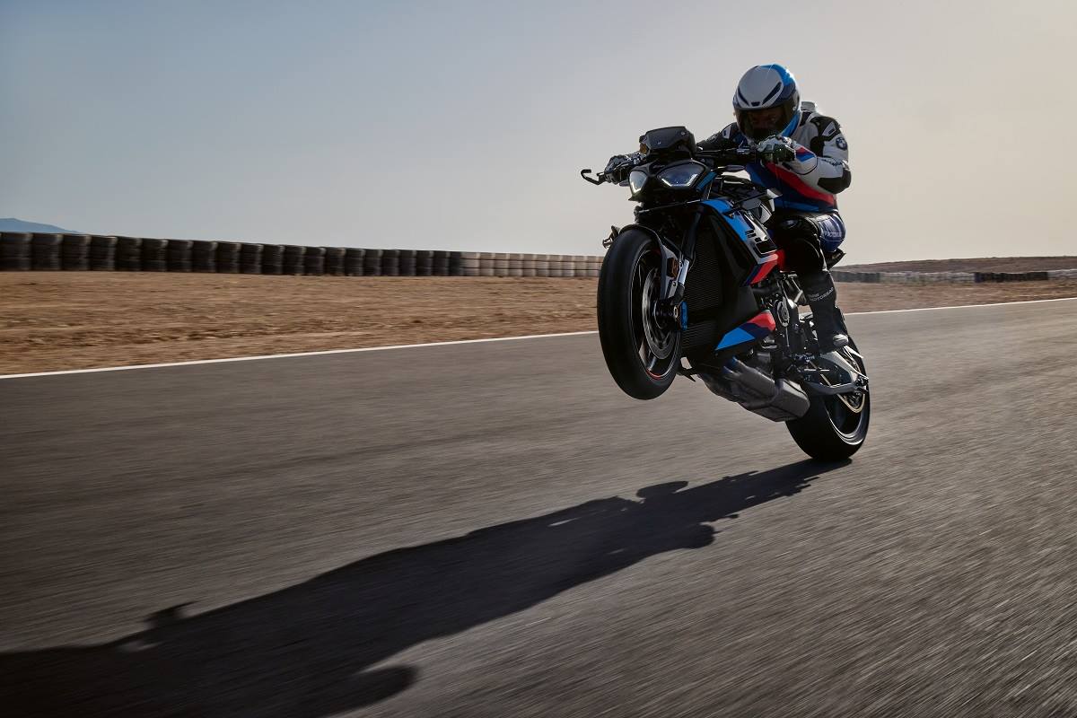 BMW M 1000 R, naked premium 2025, acción apertura