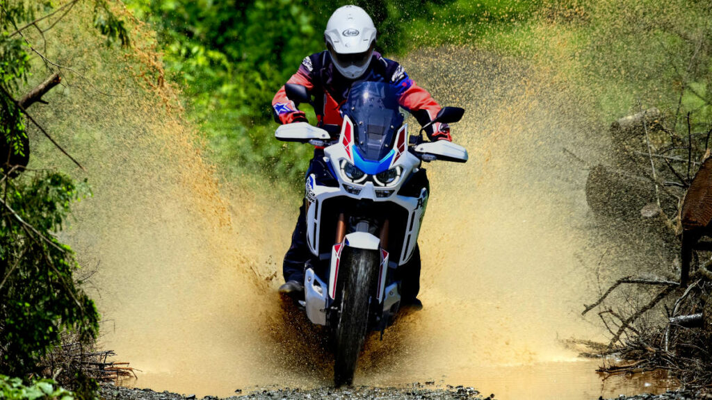 Explora sin límites con los nuevos cascos offroad de Arai para 2025 10 Arai Tour-X5 2025
