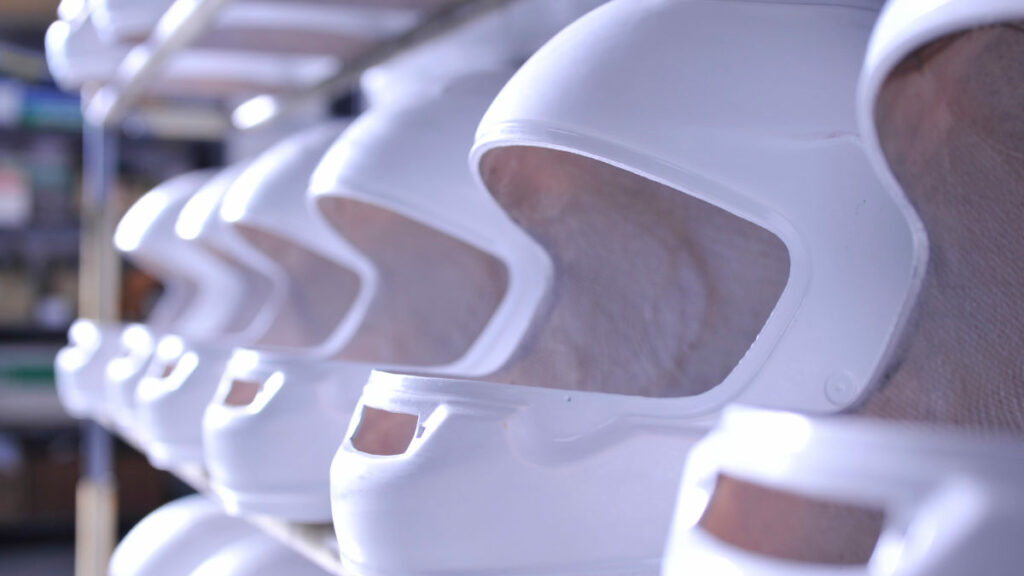 Así el proceso de fabricación de un casco Arai: rozando la perfección 9 Proceso de fabricación de un casco Arai