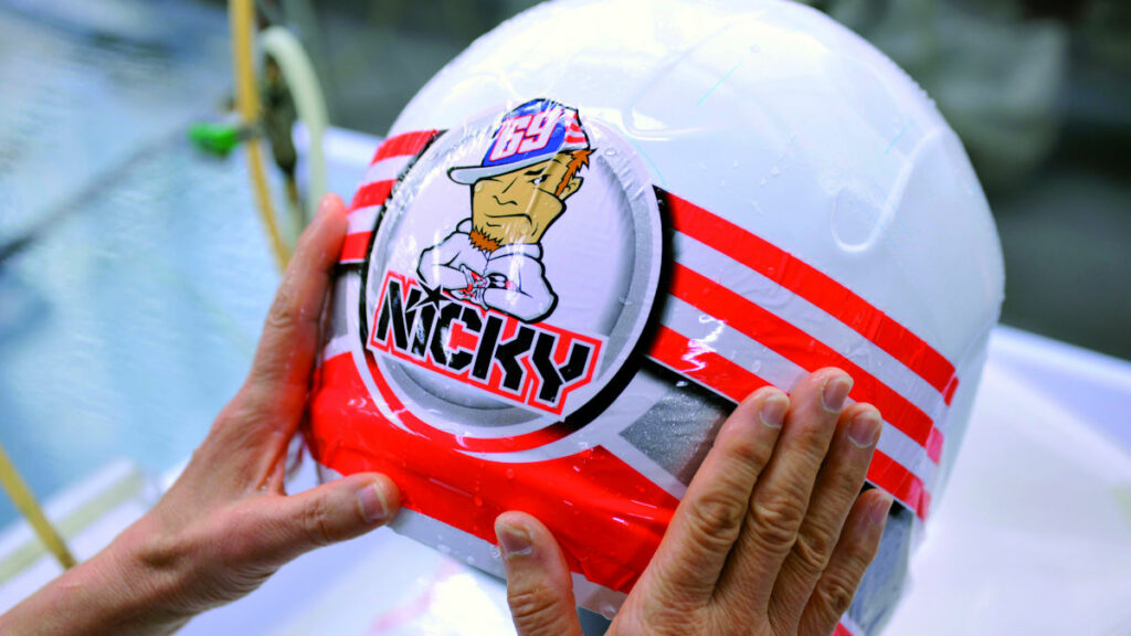 Así el proceso de fabricación de un casco Arai: rozando la perfección 12 Proceso de fabricación de un casco Arai