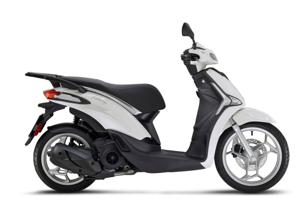 Los 11 scooters 125 para el carnet de coche que se presentan como novedades en 2025 15 Piaggio Liberty 125 2025 blanco