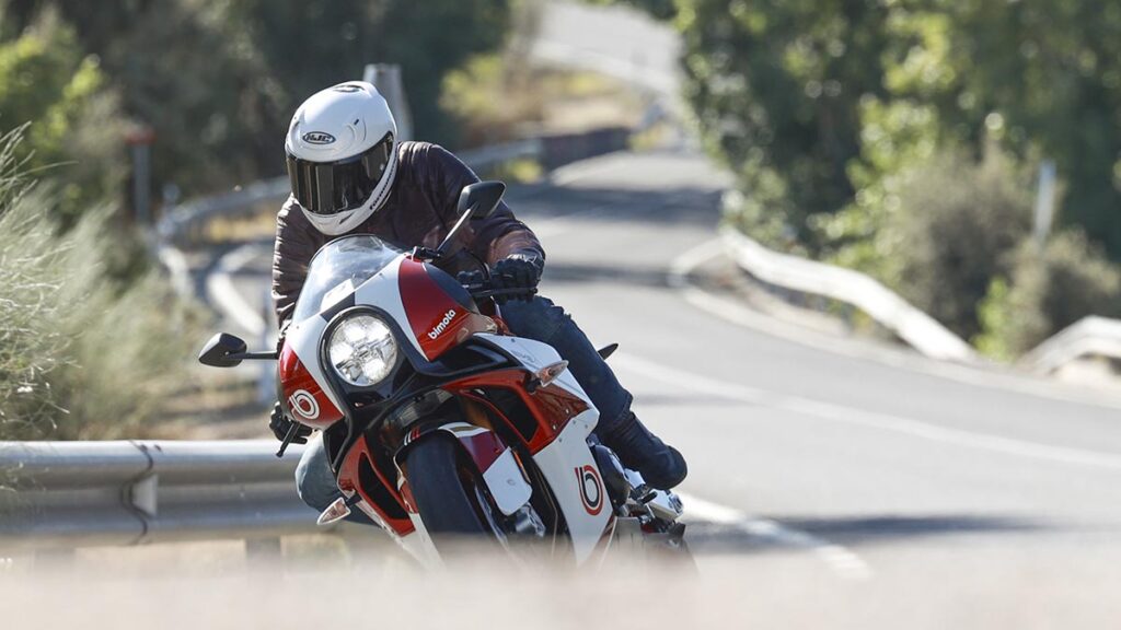 Este es el casco integral para moto HJC con el que la marca quiere dar continuidad a su éxito entre los integrales deportivos 18 Prueba del casco integral HJC RPHA 12