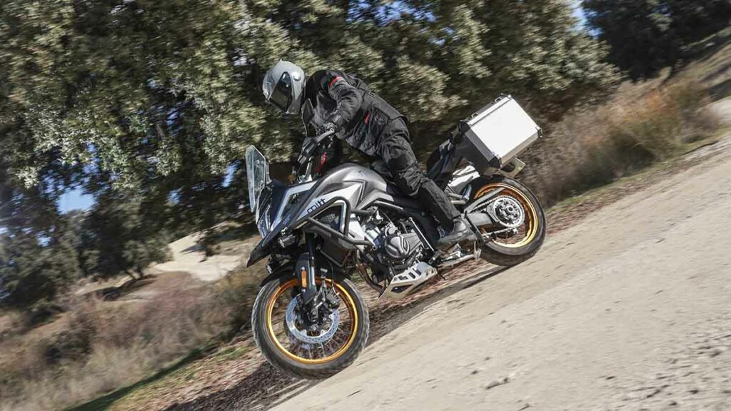 La nueva trail MITT TT 555 para el carnet A2 es la prueba de que algo está cambiando en la marca española 10 Fotos de la prueba de la MITT TT 555