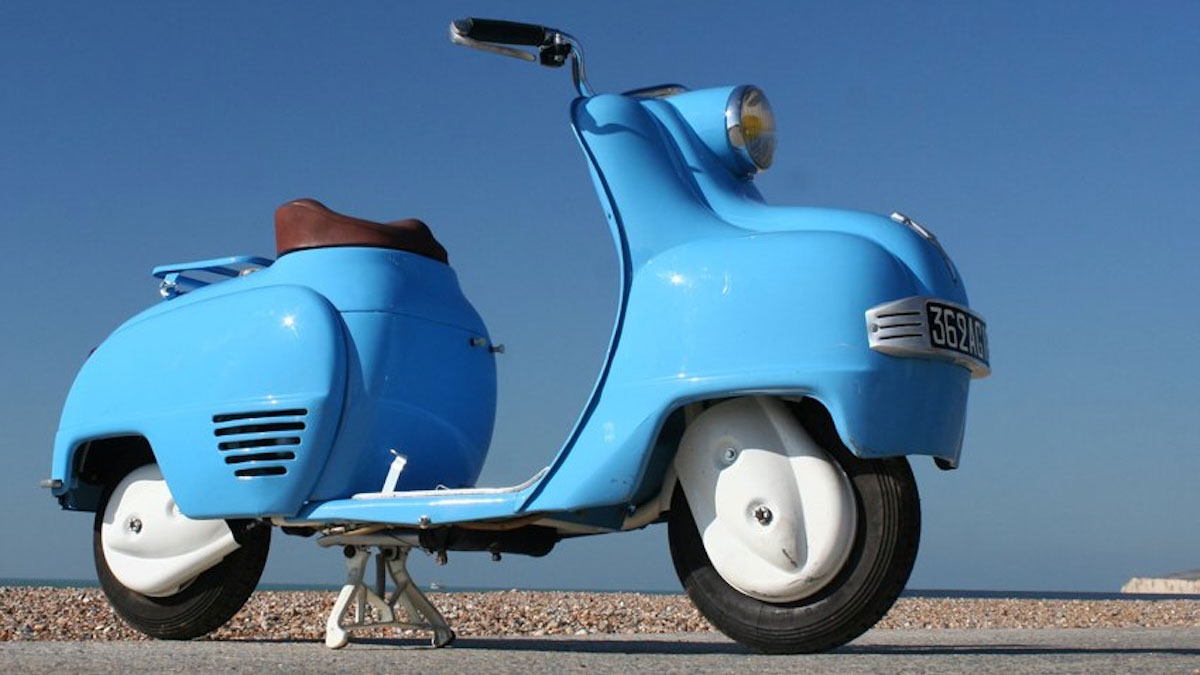 Los scooters históricos más raros que puedes conducir con el carnet de coche (y algunos requieren carnet A2)