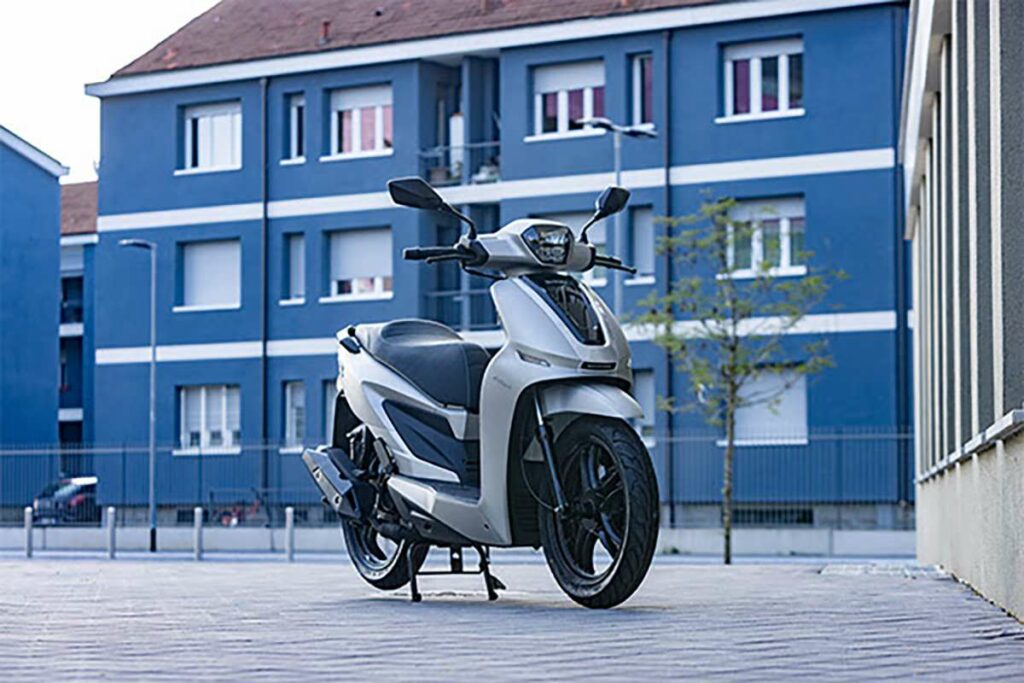 Los 11 scooters 125 para el carnet de coche que se presentan como novedades en 2025 17 UM Motorcycles Wyndwood 125 2025