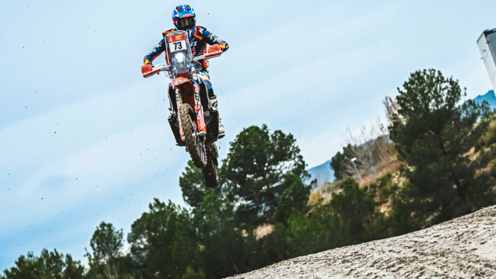 Edgar Canet: “El día que termine o gane el Dakar será el día más bonito de mi carrera” 12 Edgar Canet en su preparación para el Dakar 2025