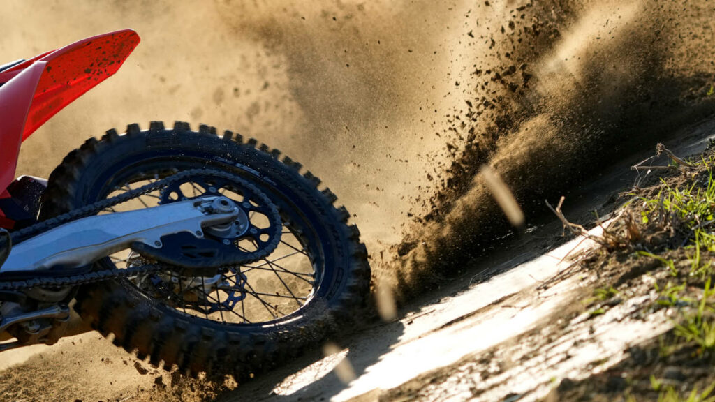 Pirelli presenta dos novedades en 2025 y los usuarios de motos custom y MX quedarán encantados 10 Novedades Pirelli 2025