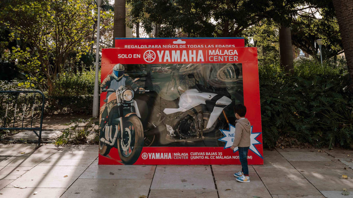 Este concesionario de Yamaha llena las calles de regalos ‘muy especiales’