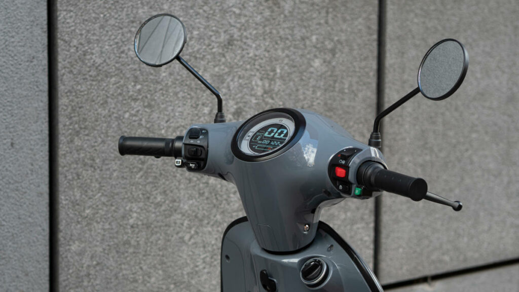 Velca amplía su catálogo con un nuevo scooter que aumenta notablemente su autonomía 11 Velca Calima S 2025