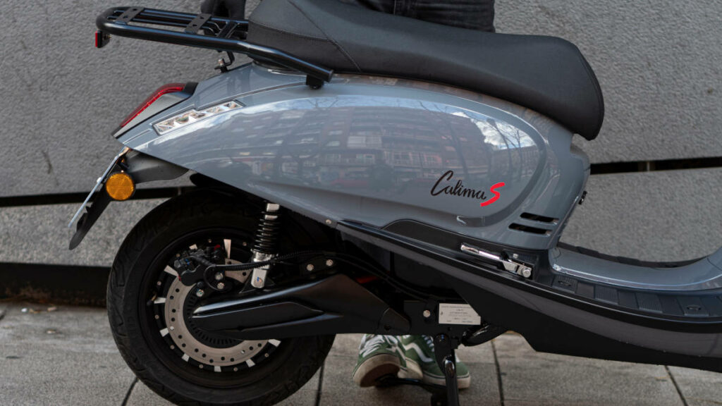 Velca amplía su catálogo con un nuevo scooter que aumenta notablemente su autonomía 10 Velca Calima S 2025