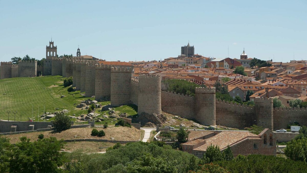 La Zona de Bajas Emisiones (ZBE) de Ávila: calles afectadas, vehículos con restricciones, horarios, multas 1 ZBE Ávila