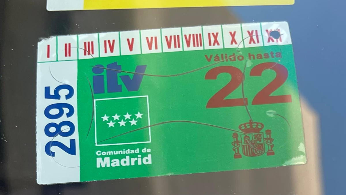 Por si tenías dudas… la pegatina de la ITV sigue siendo obligatoria y no llevarla acarrea multa