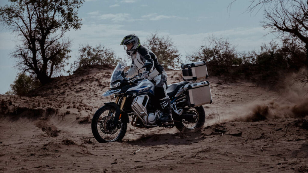La moto trail superventas en España se actualiza para 2025... ¡sin variar su precio! 10 VOGE 900DSX Euro5+ 2025