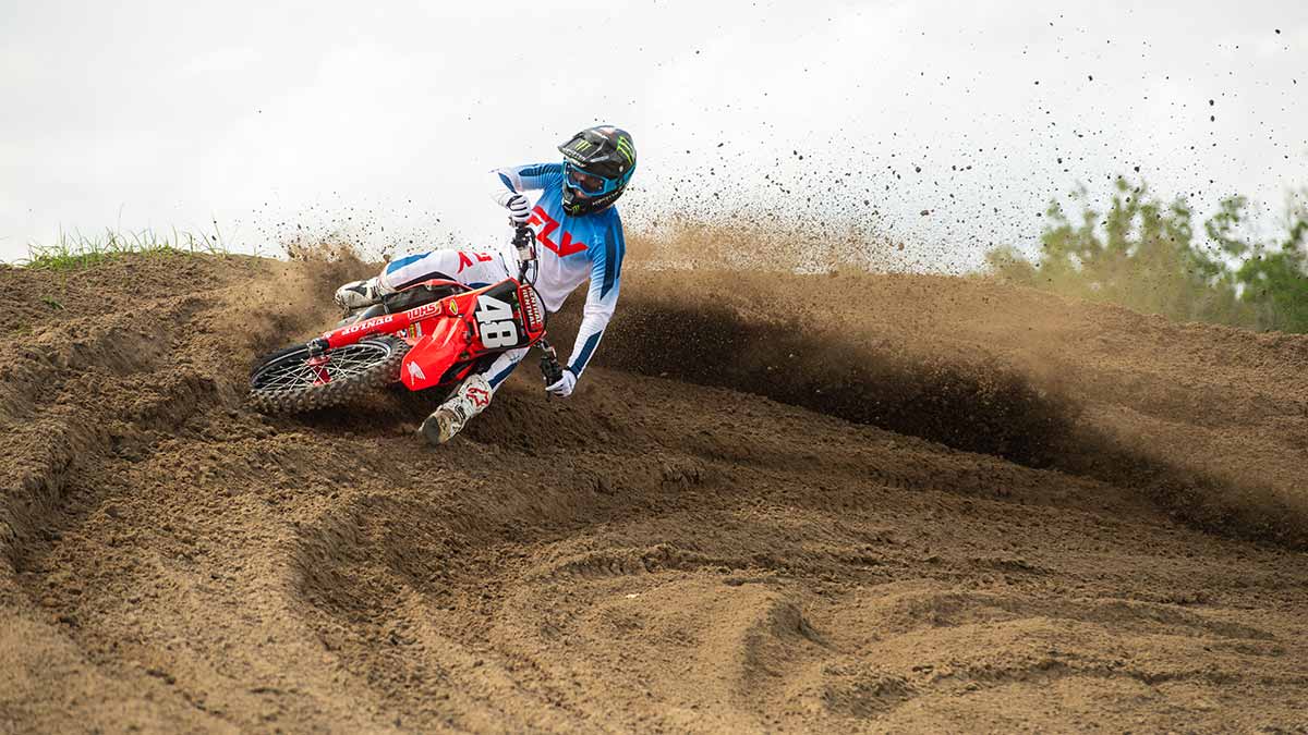 FLY Racing te calza con botas off-road de vanguardia 