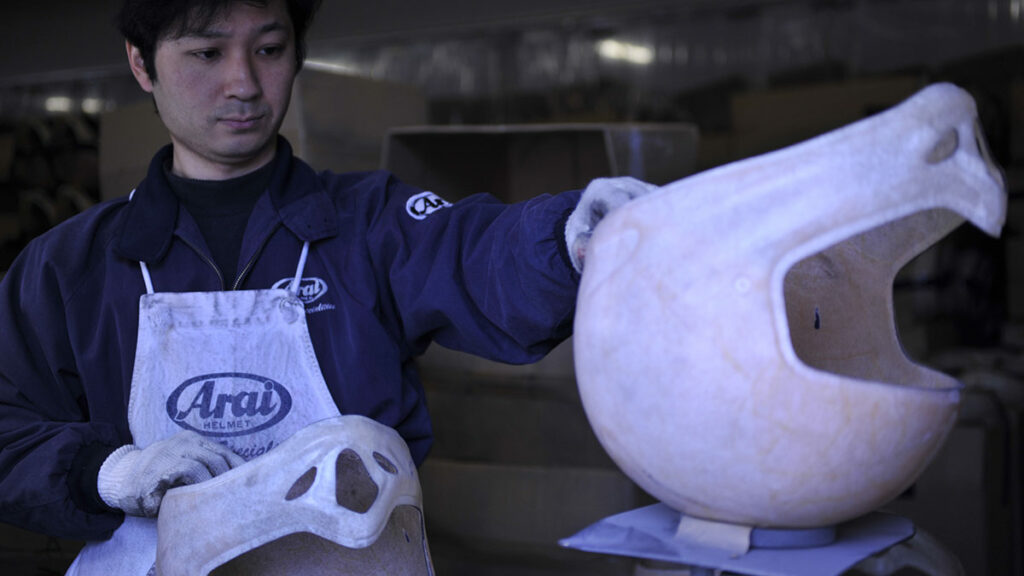 Los secretos que convierten a Arai en el referente de la excelencia en cascos para moto 8 Arai cascos 2
