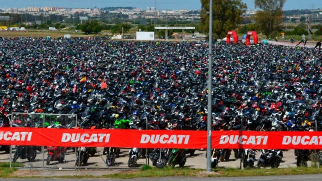 En la Tribuna Ducati de Jerez se apuesta todo al rojo 10 Ducati MotoGP 2025 Jerez 2