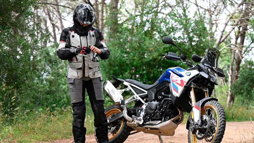 Lo tuyo son las aventuras con moto trail y el conjunto LS2 Apollo ofrece seguridad y confort para los más exigentes 7 LS2 Apollo 10