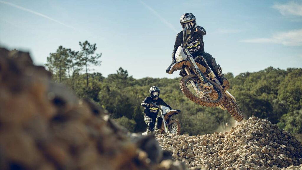 El mundo del enduro habla ahora inglés con estas dos novedades 2025 de Triumph 8 Triumph TF 250-E y TF 450-E