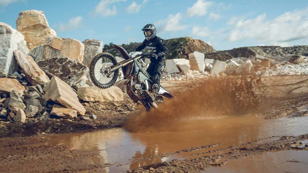 El mundo del enduro habla ahora inglés con estas dos novedades 2025 de Triumph 13 Triumph TF 450-E