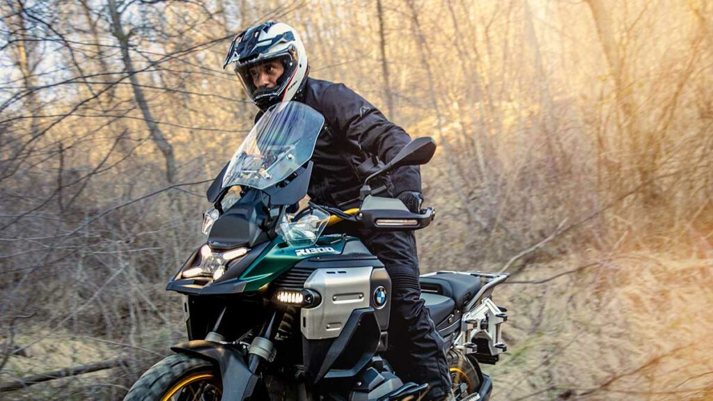 Estos dos nuevos cascos Acerbis te acompañan en tu pasión de aventuras con motos trail 11 Acerbis Attack