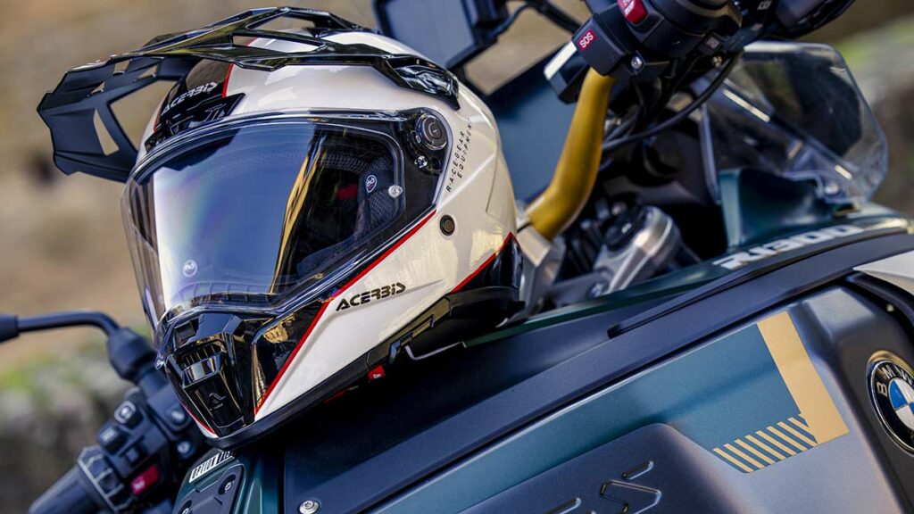 Estos dos nuevos cascos Acerbis te acompañan en tu pasión de aventuras con motos trail 13 Acerbis Attack