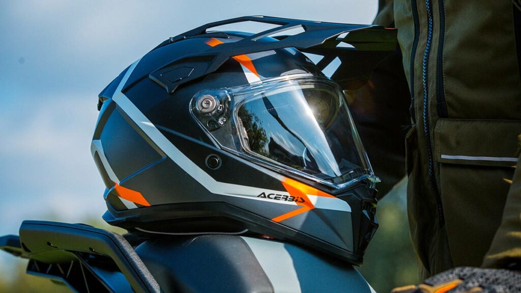Estos dos nuevos cascos Acerbis te acompañan en tu pasión de aventuras con motos trail 10 Acerbis Attack