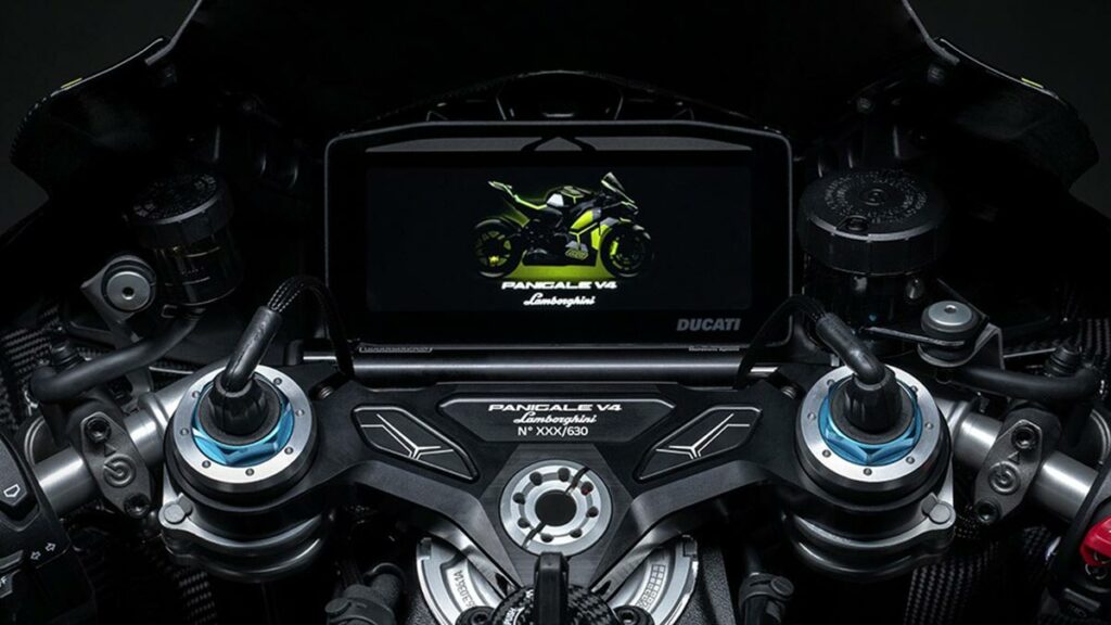 La Ducati que hace realidad el sueño más imposible de los amantes de las dos y cuatro ruedas 11 Ducati Panigale V4 Lamborghini
