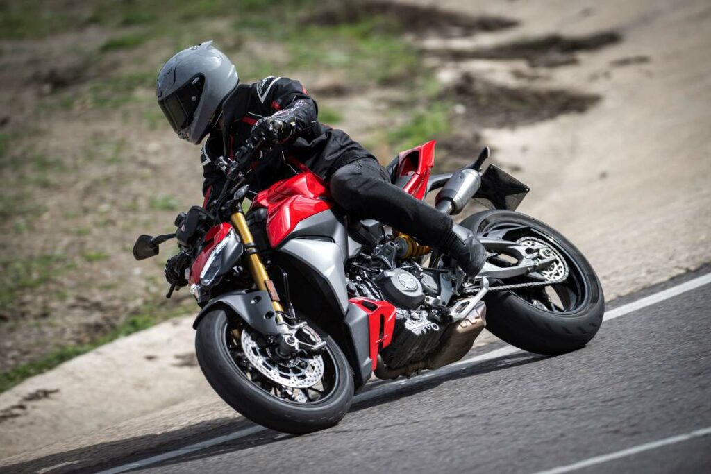 Las Ducati Streetfighter V2 y V4 muestran su irreverencia en esta prueba, ahora incluso con carnet A2 desde 2025 13 Fotos de la Ducati Streetfighter V2S