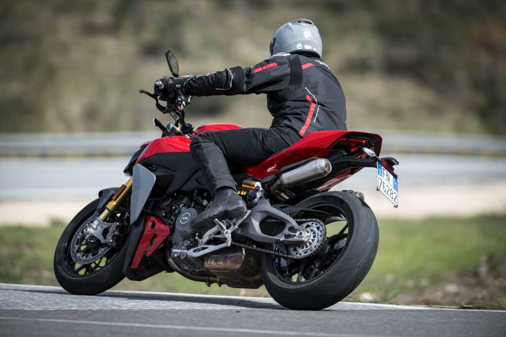Las Ducati Streetfighter V2 y V4 muestran su irreverencia en esta prueba, ahora incluso con carnet A2 desde 2025 15 Fotos de la Ducati Streetfighter V2S