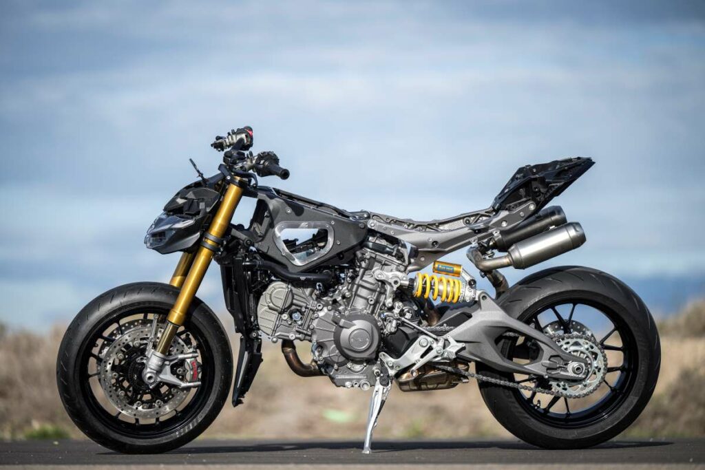 Las Ducati Streetfighter V2 y V4 muestran su irreverencia en esta prueba, ahora incluso con carnet A2 desde 2025 10 Fotos de la Ducati Streetfighter V2S