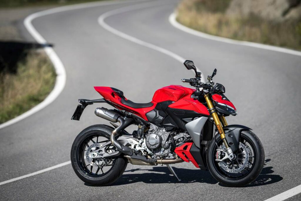 Las Ducati Streetfighter V2 y V4 muestran su irreverencia en esta prueba, ahora incluso con carnet A2 desde 2025 16 Fotos de la Ducati Streetfighter V2S