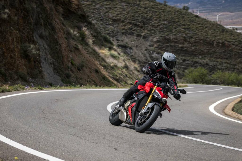 Las Ducati Streetfighter V2 y V4 muestran su irreverencia en esta prueba, ahora incluso con carnet A2 desde 2025 14 Fotos de la Ducati Streetfighter V4S 2025