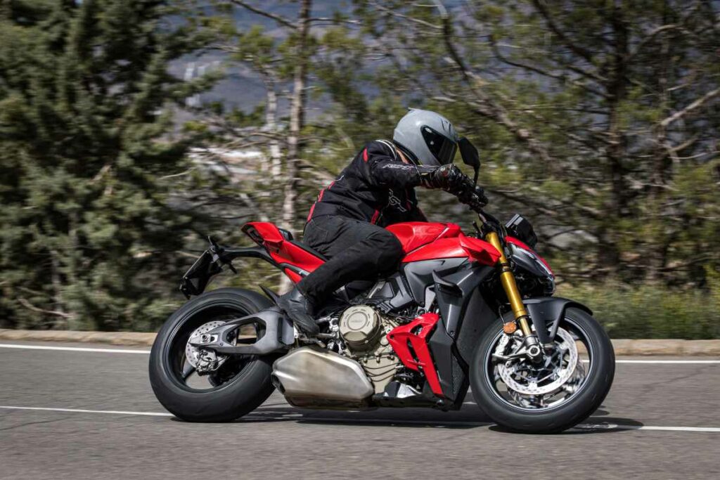 Las Ducati Streetfighter V2 y V4 muestran su irreverencia en esta prueba, ahora incluso con carnet A2 desde 2025 12 Fotos de la Ducati Streetfighter V4S 2025