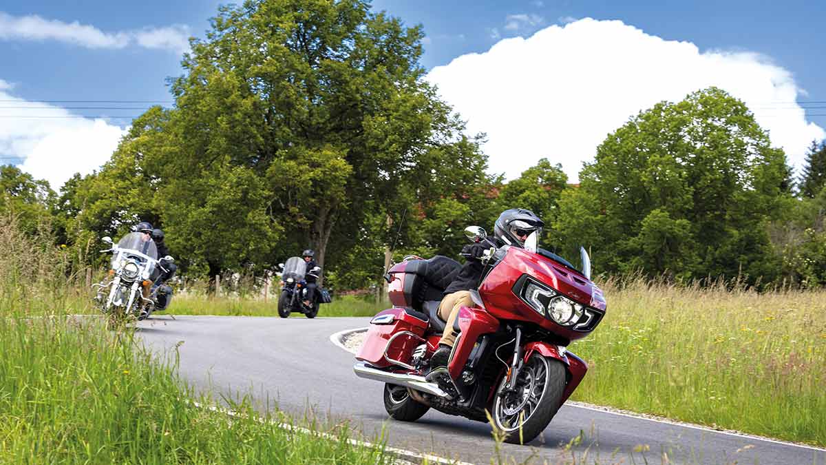 Los mejores planes en moto por Europa, también en España, para vivir el dicho “es el indio, no la flecha”