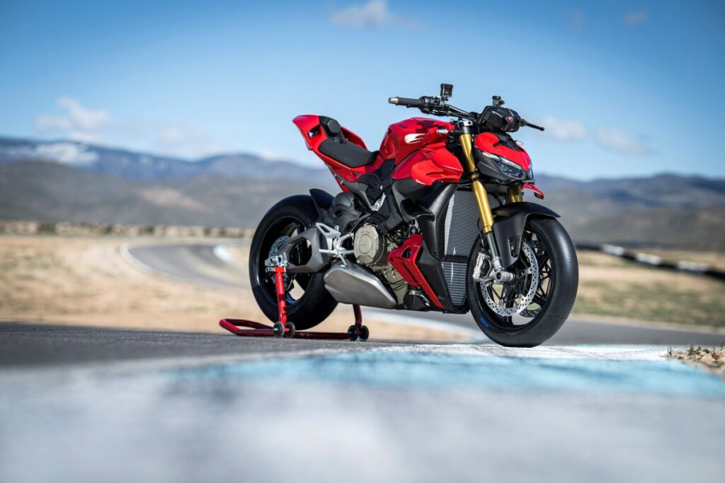Las Ducati Streetfighter V2 y V4 muestran su irreverencia en esta prueba, ahora incluso con carnet A2 desde 2025 9 Fotos de la Ducati Streetfighter V4S 2025