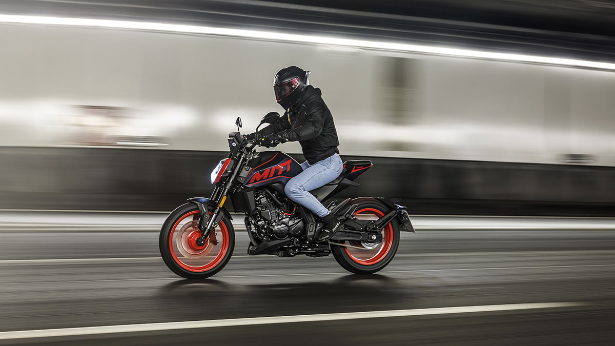 Fotos de la MITT NK 125 1 La MITT NK 125 es una moto naked para carnet de coche y la ley le prohíbe ofrecer más potencia