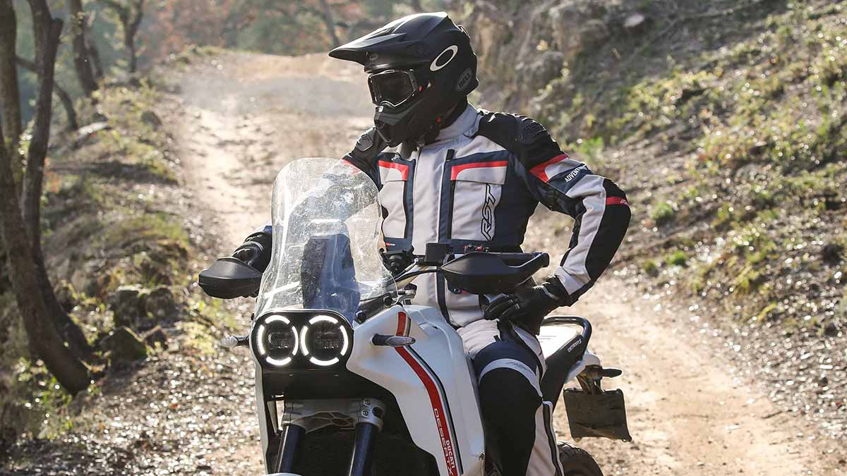 Fotos equipamiento RST 2025 1 RST presenta su colección 2025 y el asfalto vuelve a llamarnos