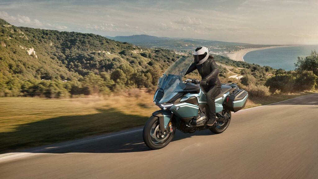 La moto para devorar kilómetros sin fin más vendida, sube de nivel en forma de BMW R 1300 RT 9 BMW R 1300 RT