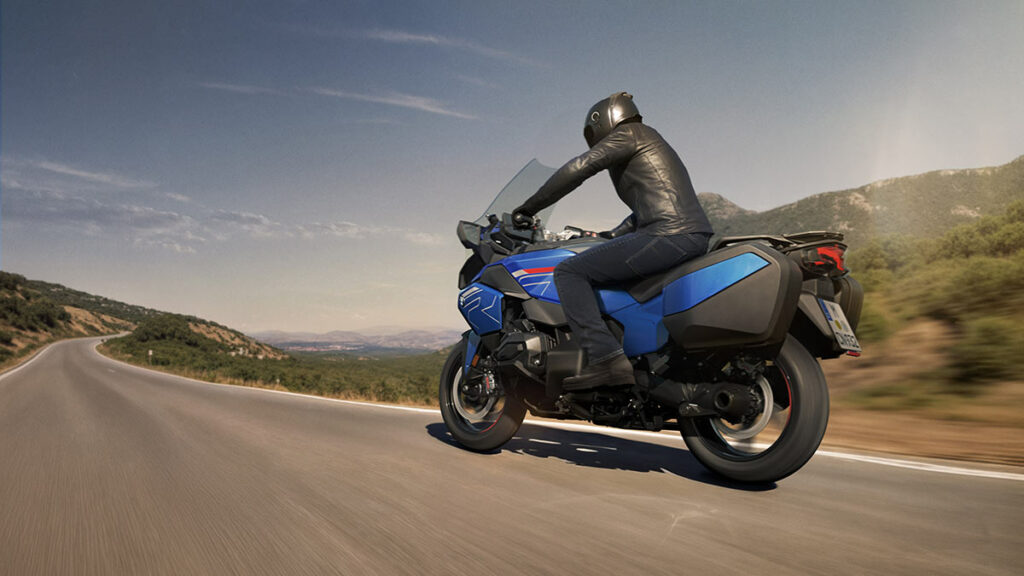 La moto para devorar kilómetros sin fin más vendida, sube de nivel en forma de BMW R 1300 RT 15 BMW R 1300 RT