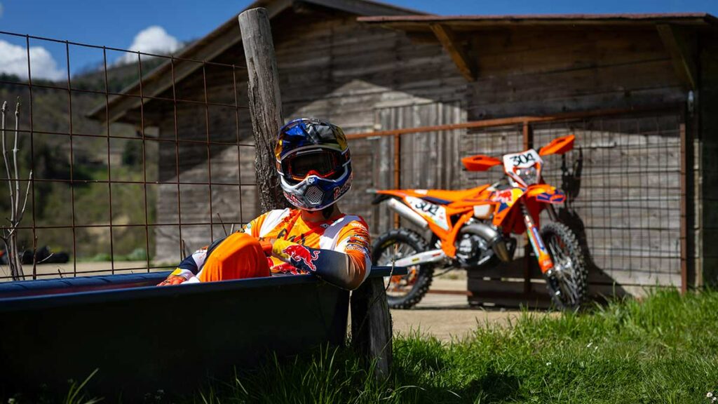 Tan sencillo como suena: compras una KTM EXC 2025 y vas directo al corazón del Red Bull Erzbergrodeo 2025 9 KTM ERZBERG RODEO