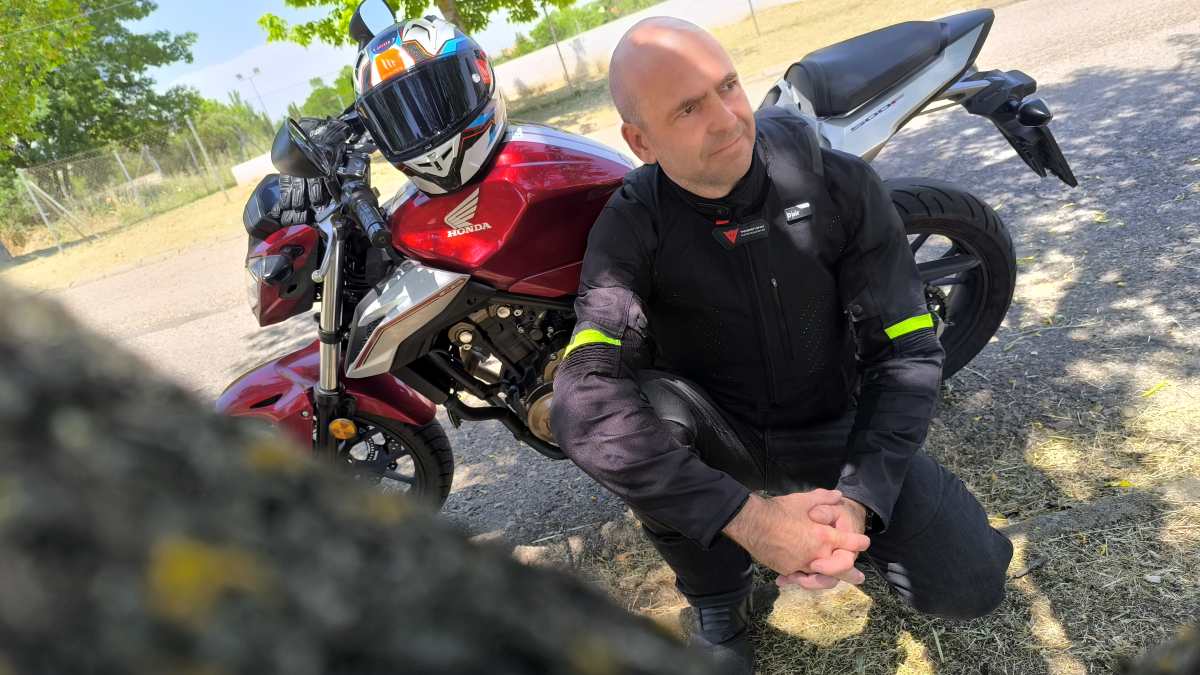 Airbag para motoristas: la máxima seguridad en moto ya es obligatoria para conseguir el carnet, con Dainese como referente del mercado