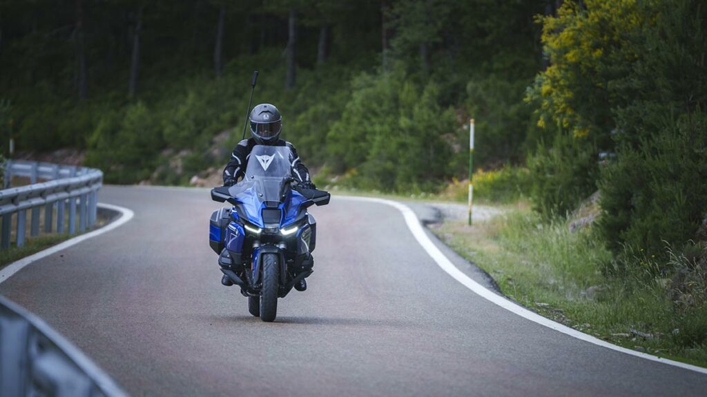 Probamos la BMW que hace frente al monopolio de las motos trail para largos viajes 16 BMW R 1300 RT