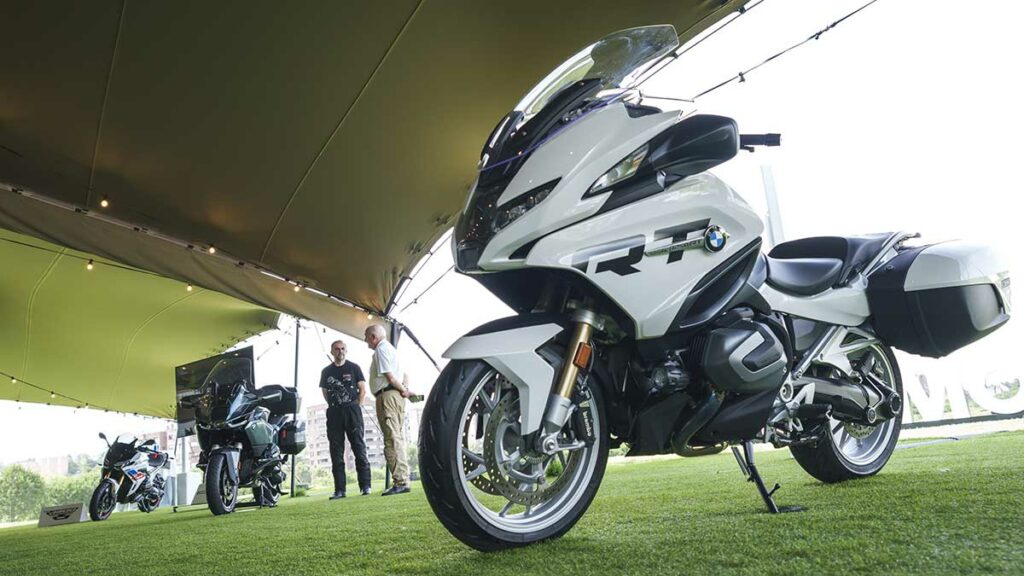 Probamos la BMW que hace frente al monopolio de las motos trail para largos viajes 8 BMW R 1300 RT