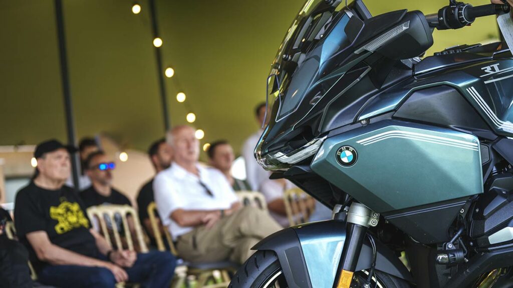 Probamos la BMW que hace frente al monopolio de las motos trail para largos viajes 10 BMW R 1300 RT