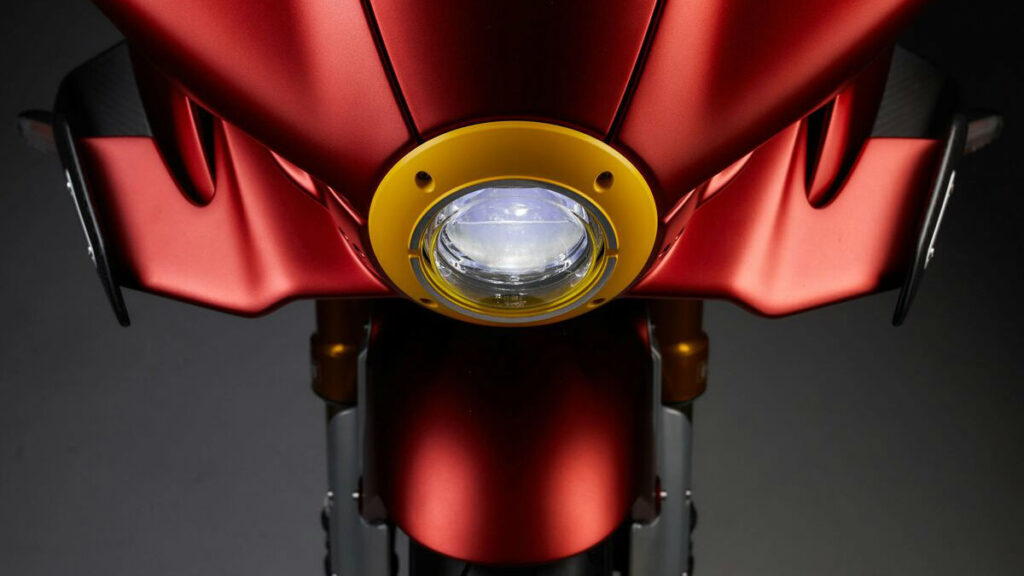 La MV Agusta Superveloce 1000 Ago es un homenaje en vida a una grandeza inmortal 4 MV Agusta Superveloce 1000 Ago