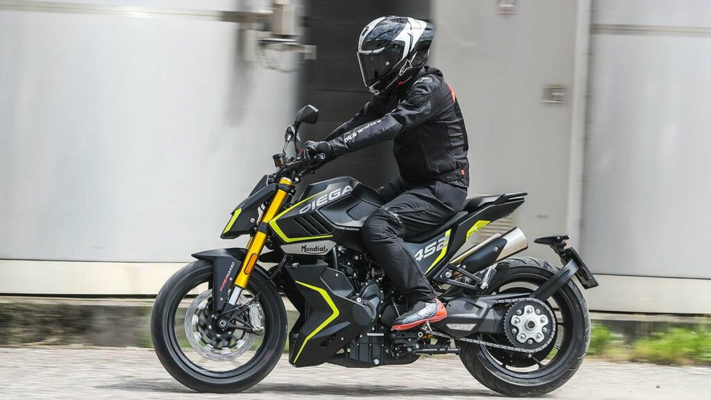 La FB Mondial Piega 452 es una moto naked singular ahora 500 euros más barata 8 Mondial Piega 452